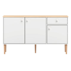 Valkoinen-luonnonvärinen Stemma-senkki lv-tammijaloilla sekä tammenvärisellä kannella. Kalusteessa on valkoiset nuppivetimet.