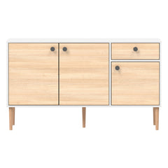 Valkoinen-tammi Stemma-senkki tammisilla jaloilla. Kalusteessa on mustat nuppivetimet.