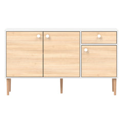 Valkoinen-tammi Stemma-senkki tammisilla jaloilla. Kalusteessa on valkoiset nuppivetimet.