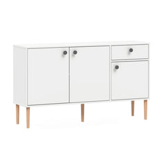 Kuvassa on kokovalkoinen Stemma-senkki tammisilla jaloilla. Kalusteessa on mustat nuppivetimet.