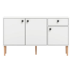 Kuvassa on kokovalkoinen Stemma-senkki tammisilla jaloilla. Kalusteessa on mustat nuppivetimet.