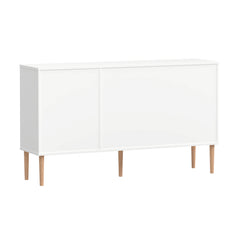 Kuvassa on kokovalkoinen Stemma-senkki tammisilla jaloilla. Kauttaaltaan siisti kaluste sopii hyvin myös keskilattian kalusteeksi.