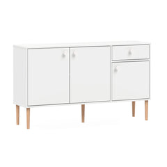 Kuvassa on kokovalkoinen Stemma-senkki tammisilla jaloilla. Kalusteessa on valkoiset nuppivetimet.