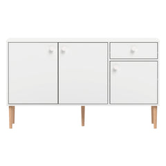 Kuvassa on kokovalkoinen Stemma-senkki tammisilla jaloilla. Kalusteessa on valkoiset nuppivetimet.