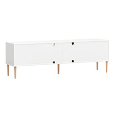 Valkoinen-tammi Stemma-tv-taso on taustaltaan ja rungoltaan valkoinen, tammisilla luonnonvärisillä jaloilla. Kauttaaltaan siistissä tv-tasossa on johtoaukot 4 kpl valmiina.