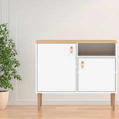 Valkoinen-luonnonvärinen Stemma-lipastokaappi  lv-tammijaloilla sekä tammenvärisellä kannella. Kalusteessa on luonnonväriset nahkavetimet.