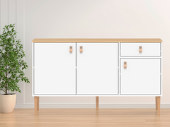 Kuvassa on valkoinen-luonnonvärinen Stemma-senkki lv-tammijaloilla sekä tammenvärisellä kannella. Kalusteessa on luonnonväriset nahkavetimet.