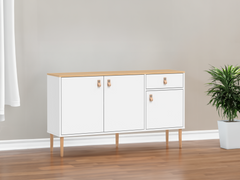 Kuvassa on valkoinen-luonnonvärinen Stemma-senkki lv-tammijaloilla sekä tammenvärisellä kannella. Kalusteessa on luonnonväriset nahkavetimet.