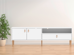 Kuvassa on kokovalkoinen Stemma-tv-taso luonnonvärisillä tammijaloilla. Kalusteessa on luonnonväriset nahkavetimet.