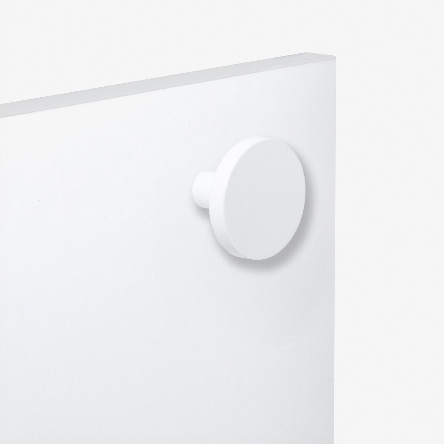 Kuvassa on Stemma-säilytyskalustesarjan valkoinen nuppivedin.