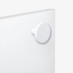 Kuvassa on Stemma-säilytyskalustesarjan valkoinen nuppivedin.