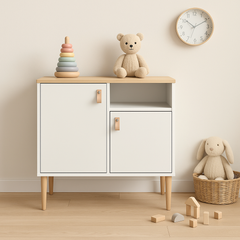 Kuvassa on valkoinen-luonnonvärinen Stemma-lipastokaappi  luonnonvärisillä tammijaloilla sekä kannella. Kalusteessa on luonnonväriset nahkavetimet. Stailattu visualisointi.