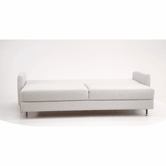 3D-kuvassa on 3-istuttava Stockholm-vuodesohva erikseen myytävällä vaaleanharmaalla Diamonds 104 -kankaalla ja 12 cm korkeilla luonnonvärisillä tammijaloilla. 3D-kuvassa on nähtävissä myös sohvan Easy Deluxe -vuodemekanismi avattuna.