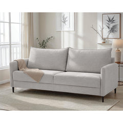 Kuvassa on 3-istuttava Stockholm-sohva vaalealla Oasis 01 -kankaalla ja 12 cm korkeilla wengenvärisillä puujaloilla.