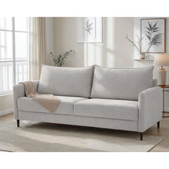 Kuvassa on 3-istuttava Stockholm-vuodesohva vaalealla Oasis 01 -kankaalla ja 12 cm korkeilla Stemma-myymälän kautta saatavilla wengenvärisillä puujaloilla.