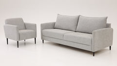 Stockholm-nojatuolin jalkamalli on valittavissa vapaasti Stemma-myymälässä. Kuvan nojatuolissa on myymälän kautta saatavat tammijalat. Kuvan Stockholm-tuotteissa erikseen myytävä Oliver 173 -kangasverhoilu. (Kuvassa myös erikseen myytävä Stockholm-sohva puujaloilla).