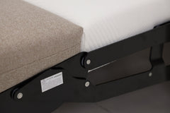 Kuvassa on vuoteeksi levitetyn Stockholm Max Hybrid Deluxe 2-istuttavan vuodesohvan mekanismi. Kuvassa on erikseen myytävä beige Oasis 02 -kangas. 