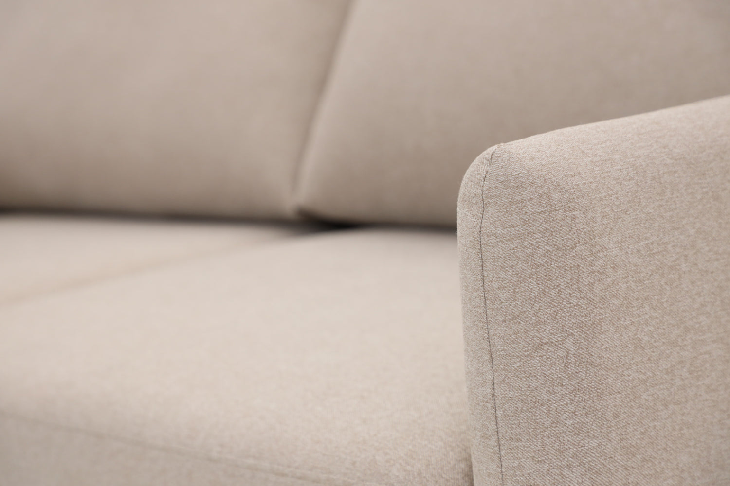 Lähikuvassa Stockholm Max Hybrid Deluxe 2-istuttava-vuodesohva beigellä Oasis 02 -kankaalla.