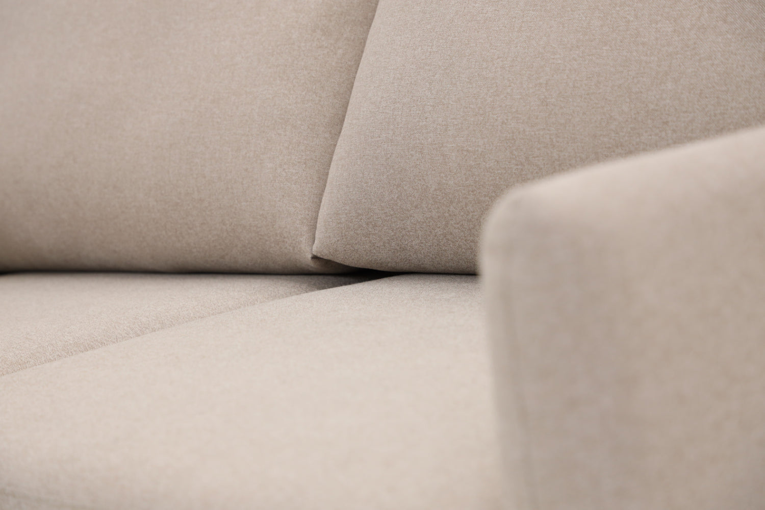 Lähikuvassa Stockholm Max Hybrid Deluxe 2-istuttava-vuodesohva beigellä Oasis 02 -kankaalla.