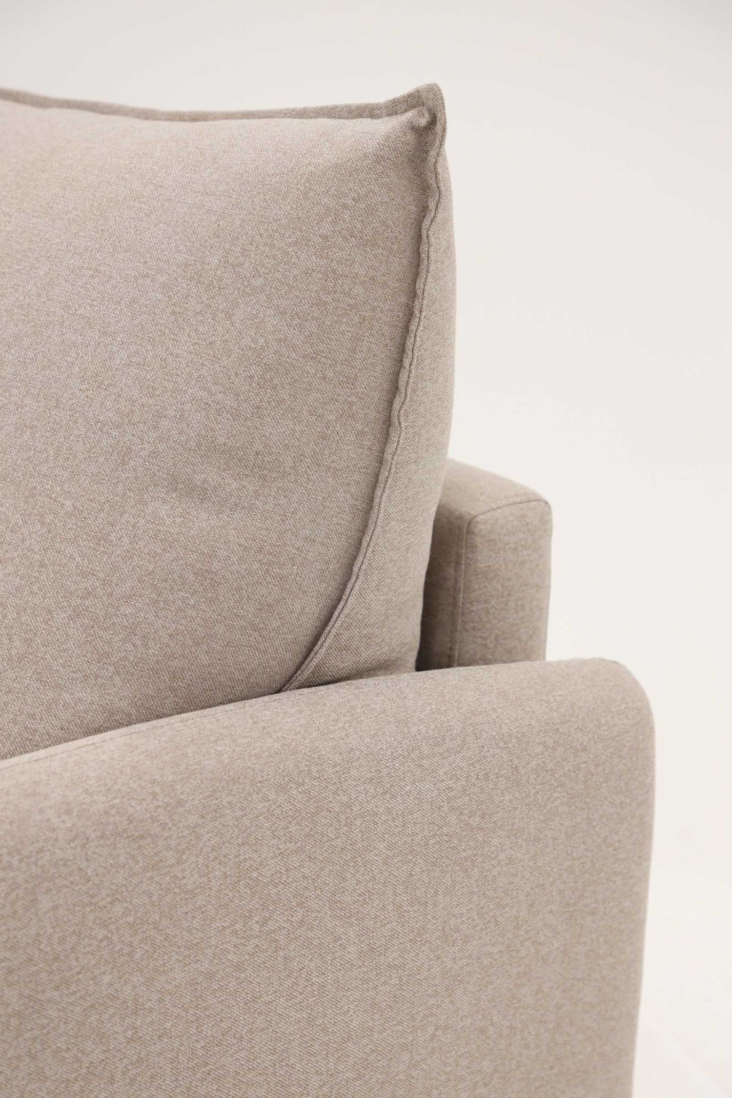 Lähikuvassa Stockholm Max Hybrid Deluxe 2-istuttava-vuodesohva beigellä Oasis 02 -kankaalla.