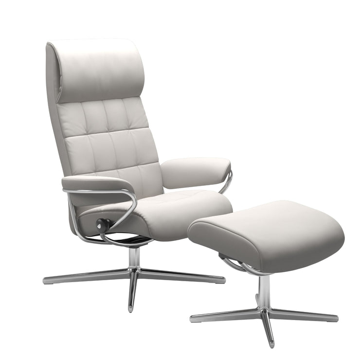Stressless London, korkeaselkänojainen -lepotuoli ja rahi valkoisena: Milky White 05 Batick -nahkaverhoilulla ja kiiltävällä Cross-alumiinijalustalla.