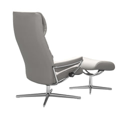 Stressless London, korkeaselkänojainen -lepotuoli ja rahi valkoisena: Milky White 05 Batick -nahkaverhoilulla ja kiiltävällä Cross-alumiinijalustalla.