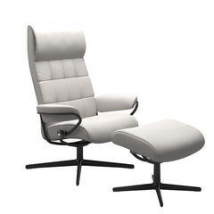 Stressless London, korkeaselkänojainen -lepotuoli ja rahi valkoisena: Milky White 05 Batick -nahkaverhoilulla ja mattamustalla Cross-metallijalustalla.