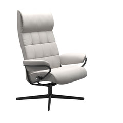 Stressless London, korkeaselkänojainen -lepotuoli valkoisena: Milky White 05 Batick -nahkaverhoilulla ja mattamustalla Cross-metallijalustalla.