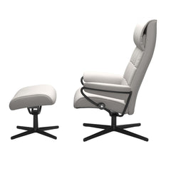 Stressless London, korkeaselkänojainen -lepotuoli ja rahi valkoisena: Milky White 05 Batick -nahkaverhoilulla ja mattamustalla Cross-metallijalustalla.