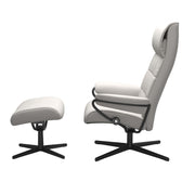 Stressless London, korkeaselkänojainen -lepotuoli ja rahi valkoisena: Milky White 05 Batick -nahkaverhoilulla ja mattamustalla Cross-metallijalustalla.