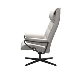 Stressless London, korkeaselkänojainen -lepotuoli valkoisena: Milky White 05 Batick -nahkaverhoilulla ja mattamustalla Cross-metallijalustalla.