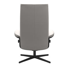 Stressless London, korkeaselkänojainen -lepotuoli valkoisena: Milky White 05 Batick -nahkaverhoilulla ja mattamustalla Cross-metallijalustalla.