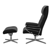 Stressless London, korkeaselkänojainen -lepotuoli ja rahi mustana: Black 19 Paloma -nahkaverhoilulla ja kiiltävällä Cross-alumiinijalustalla.