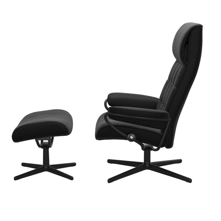 Stressless London, korkeaselkänojainen -lepotuoli ja rahi mustana: Black 19 Paloma -nahkaverhoilulla ja mattamustalla Cross-metallijalustalla.