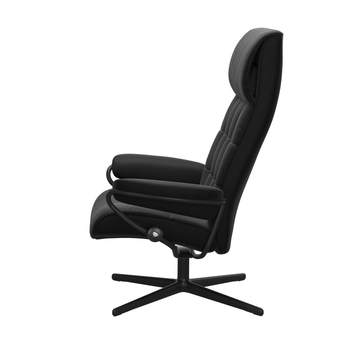 Stressless London, korkeaselkänojainen -lepotuoli mustana: Black 19 Paloma -nahkaverhoilulla ja mattamustalla Cross-metallijalustalla.