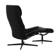 Stressless London, korkeaselkänojainen -lepotuoli ja rahi mustana: Black 19 Paloma -nahkaverhoilulla ja mattamustalla Cross-metallijalustalla.