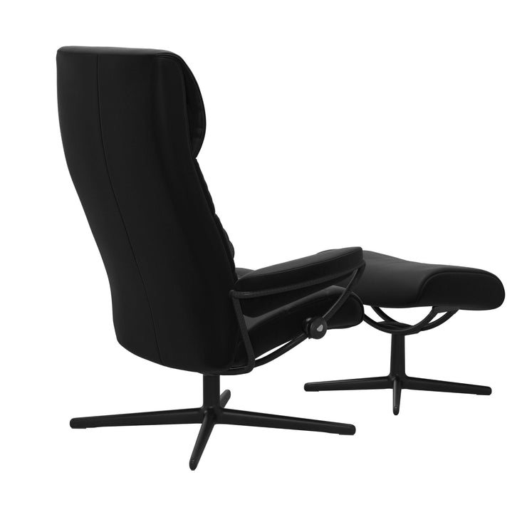Stressless London, korkeaselkänojainen -lepotuoli ja rahi mustana: Black 19 Paloma -nahkaverhoilulla ja mattamustalla Cross-metallijalustalla.