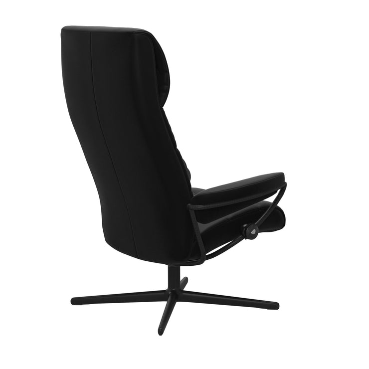 Stressless London, korkeaselkänojainen -lepotuoli mustana: Black 19 Paloma -nahkaverhoilulla ja mattamustalla Cross-metallijalustalla.