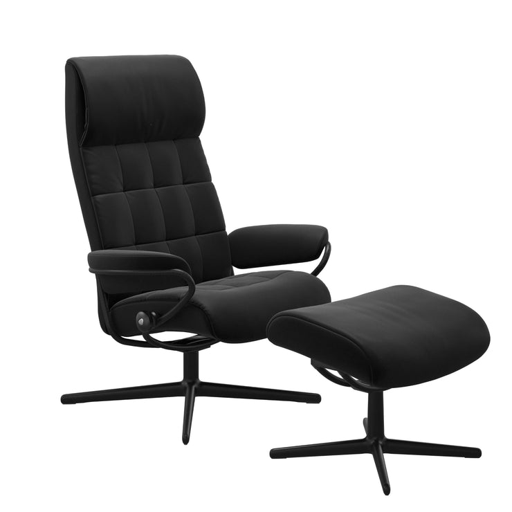 Stressless London, korkeaselkänojainen -lepotuoli ja rahi mustana: Black 19 Paloma -nahkaverhoilulla ja mattamustalla Cross-metallijalustalla.