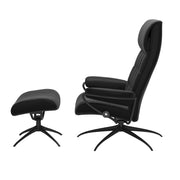 Stressless London, korkeaselkänojainen -lepotuoli ja rahi mustana: Black 19 Paloma-nahkaverhoilulla ja mattamustalla Star-metallijalustalla.