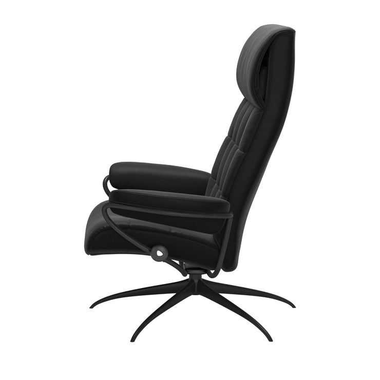 Stressless London, korkeaselkänojainen -lepotuoli mustana: Black 19  Paloma-nahkaverhoilulla ja mattamustalla Star-metallijalustalla.