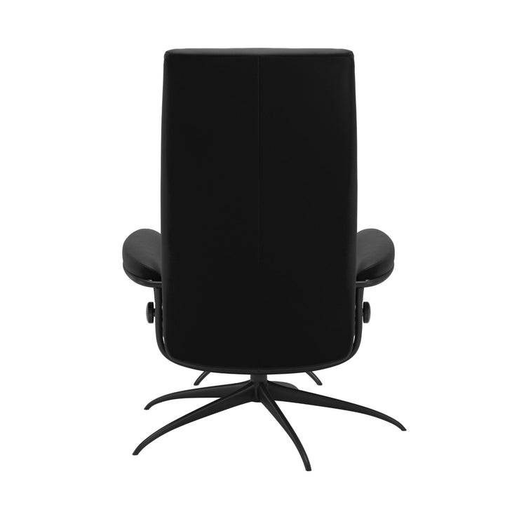 Stressless London, korkeaselkänojainen -lepotuoli ja rahi mustana: Black 19 Paloma-nahkaverhoilulla ja mattamustalla Star-metallijalustalla.