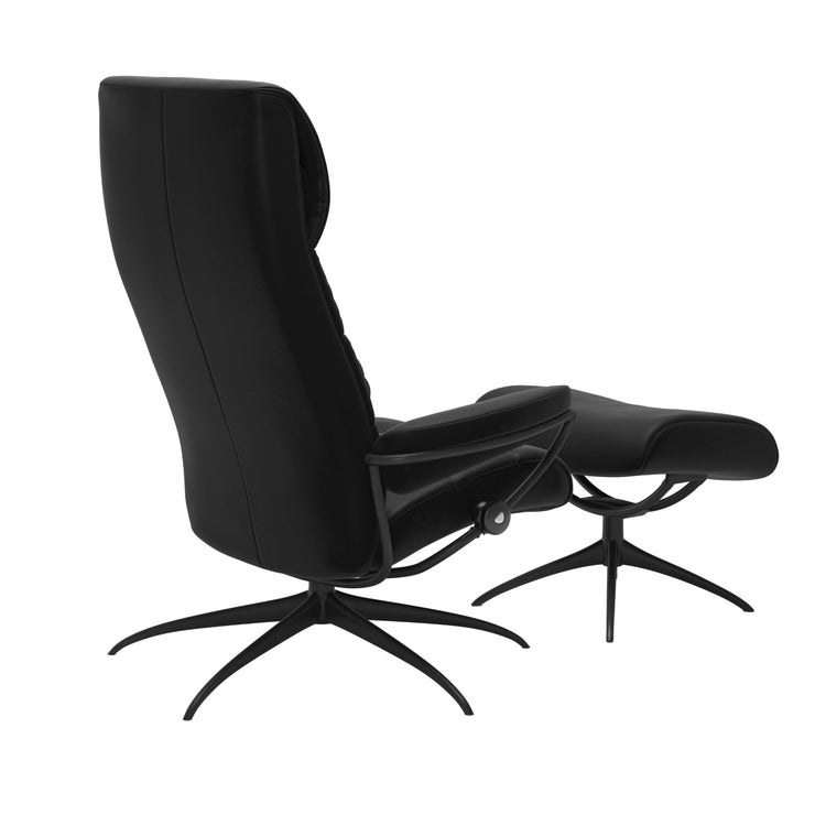Stressless London, korkeaselkänojainen -lepotuoli ja rahi mustana: Black 19 Paloma-nahkaverhoilulla ja mattamustalla Star-metallijalustalla.