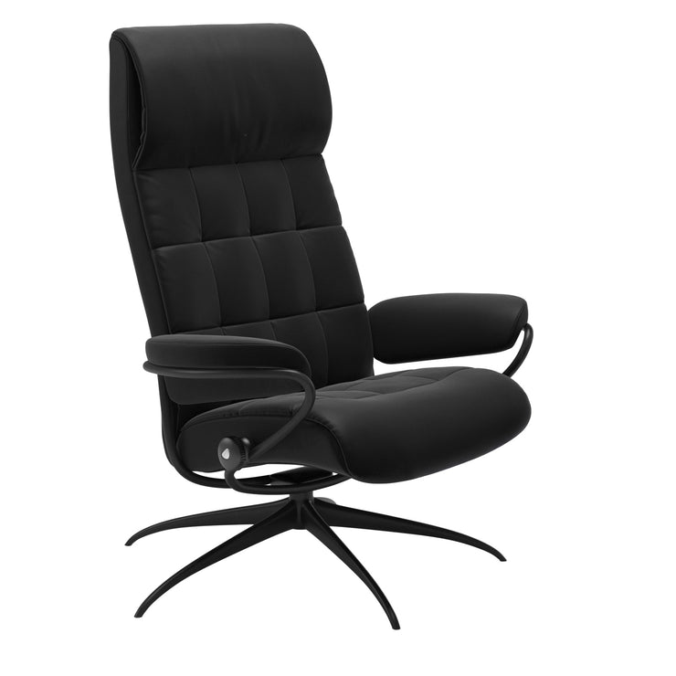 Stressless London, korkeaselkänojainen -lepotuoli mustana: Black 19  Paloma-nahkaverhoilulla ja mattamustalla Star-metallijalustalla.
