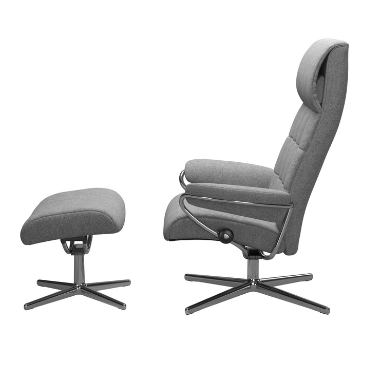 Stressless London, korkeaselkänojainen -lepotuoli niskatuella ja rahilla harmaana: Peony Grey 12 -kangasverhoilulla ja kiiltävällä Cross-alumiinijalustalla.