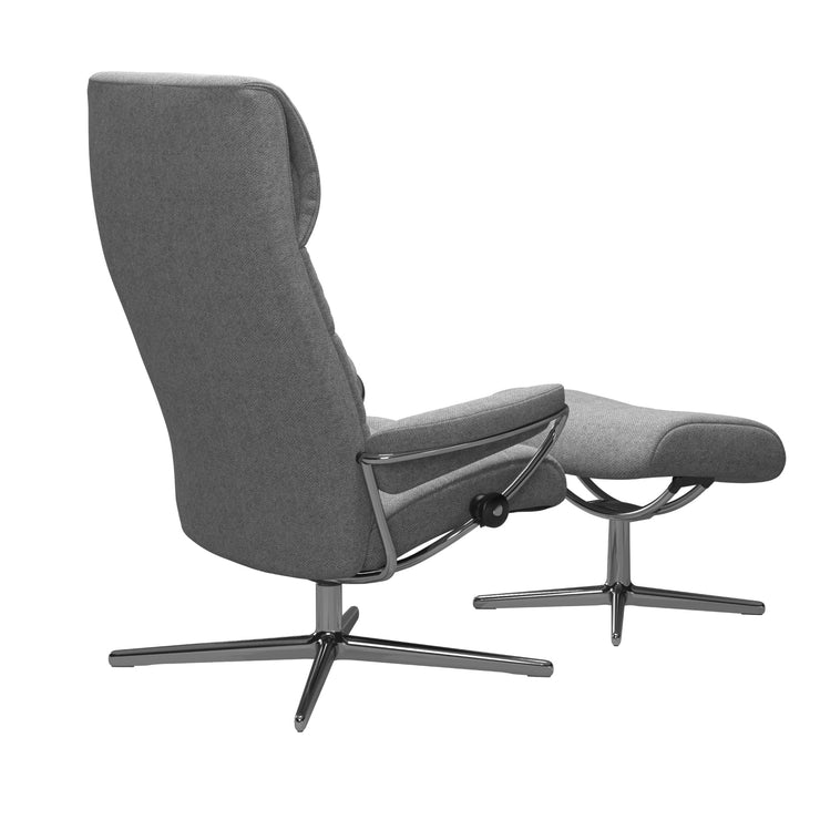 Stressless London, korkeaselkänojainen -lepotuoli niskatuella ja rahilla harmaana: Peony Grey 12 -kangasverhoilulla ja kiiltävällä Cross-alumiinijalustalla.