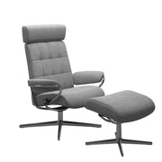 Stressless London, korkeaselkänojainen -lepotuoli niskatuella ja rahilla harmaana: Peony Grey 12 -kangasverhoilulla ja kiiltävällä Cross-alumiinijalustalla.