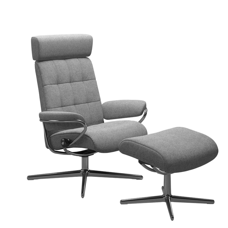 Stressless London, korkeaselkänojainen -lepotuoli niskatuella ja rahilla harmaana: Peony Grey 12 -kangasverhoilulla ja kiiltävällä Cross-alumiinijalustalla.