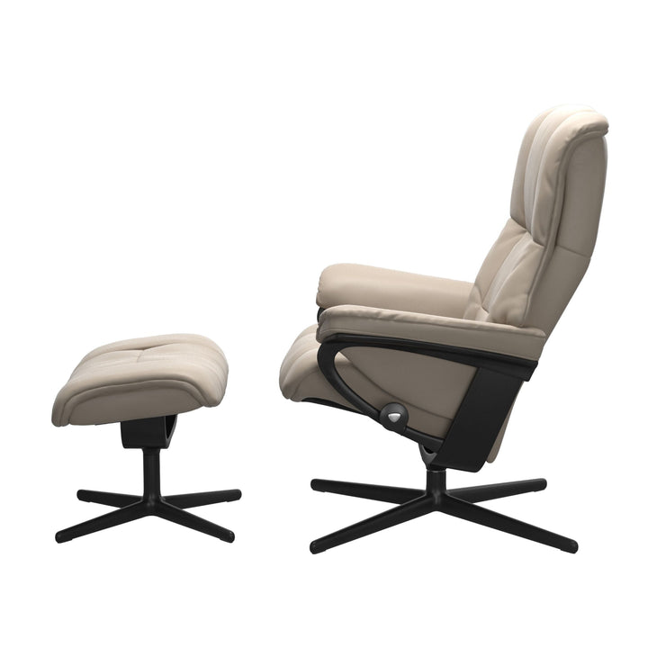 Stressless Mayfair -lepotuoli: Mushroom 45 Paloma -nahkaverhoilulla ja puuosiltaan musta petsattu pyökki mattamustalla Cross-metallijalustalla.