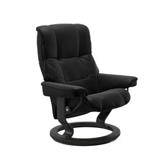 Stressless Mayfair M -lepotuoli mustana: Black 19 Batick-nahkaverhoilulla ja harmaa petsatulla -Classic-puujalustalla.